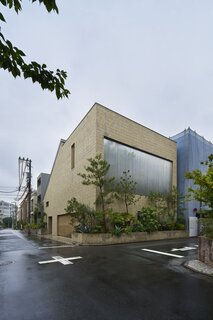 Opposite the optical glass facade, the slant of the northern facade is the result of Tokyo urban planning requirements. A constant gradient diagonal line restriction dictated that the home’s mass recede diagonally away from the northern property line, to ensure adequate light and ventilation for the neighboring property—a policy not uncommon in lower-density residential areas of Tokyo.