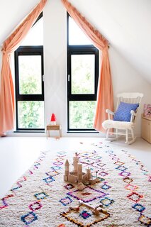 Recyclable Senso resin gray floors and birch plywood surfaces tie all three kids’ rooms together, which are located in the attic. 