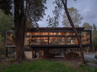 Roble House's elevation allows the structure to be immersed in the dense forest setting.
