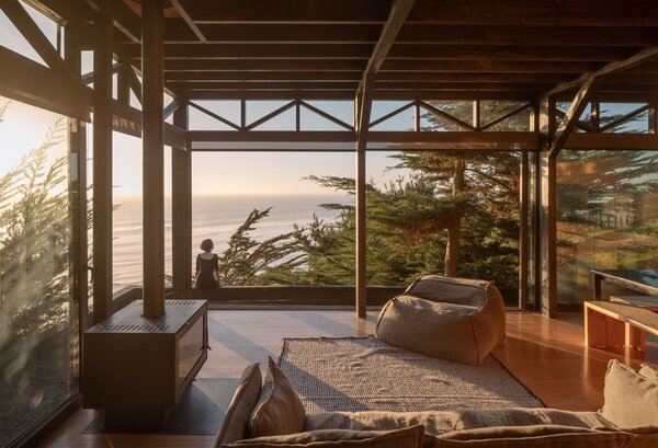 The main space opens up entirely—visually and literally—toward the Pacific Ocean. It’s clad in large sliding windows that connect the interior spaces to the outdoors. 